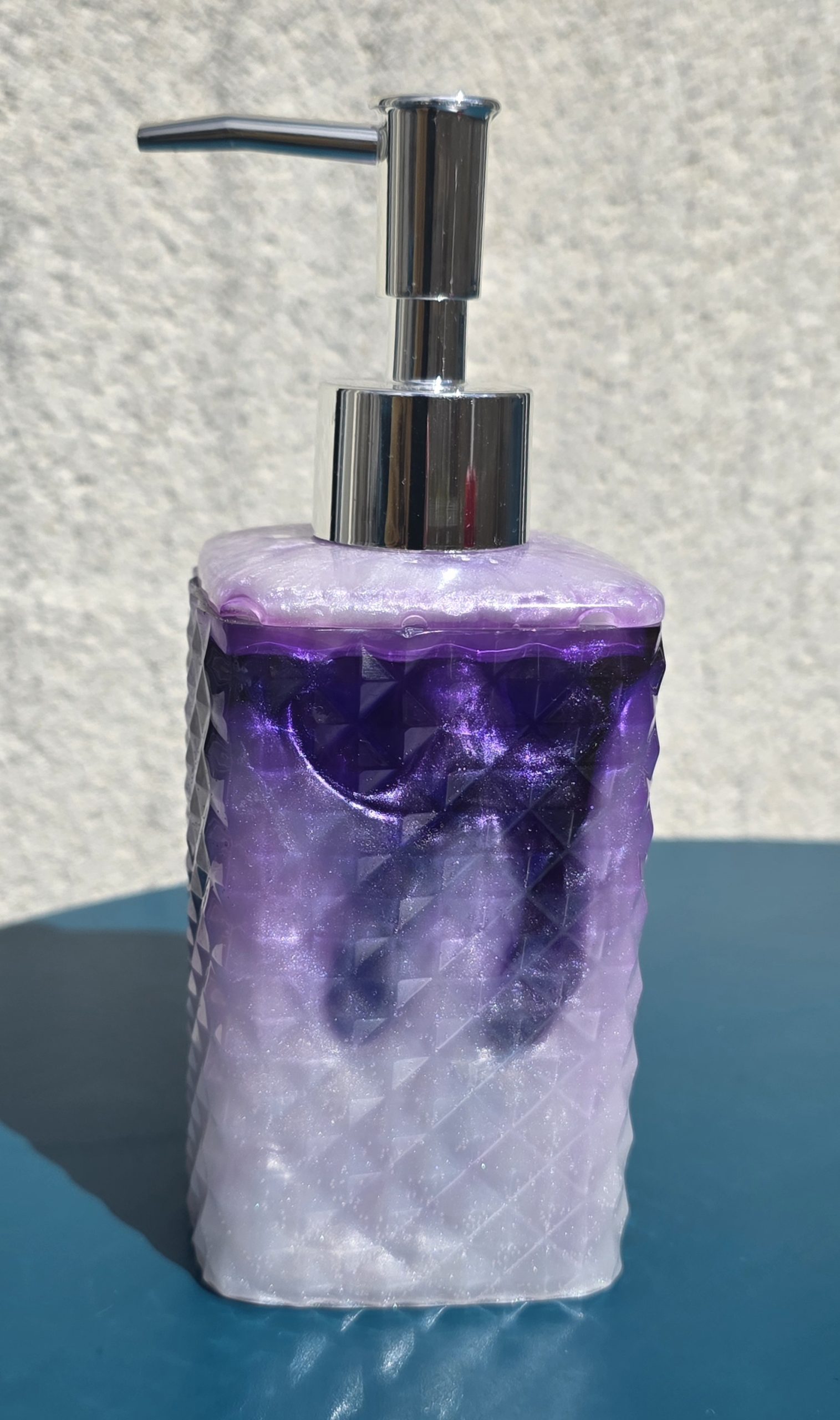 Distributeur de savon violet — distributeurs de savon en résine époxy fait main, pièce unique