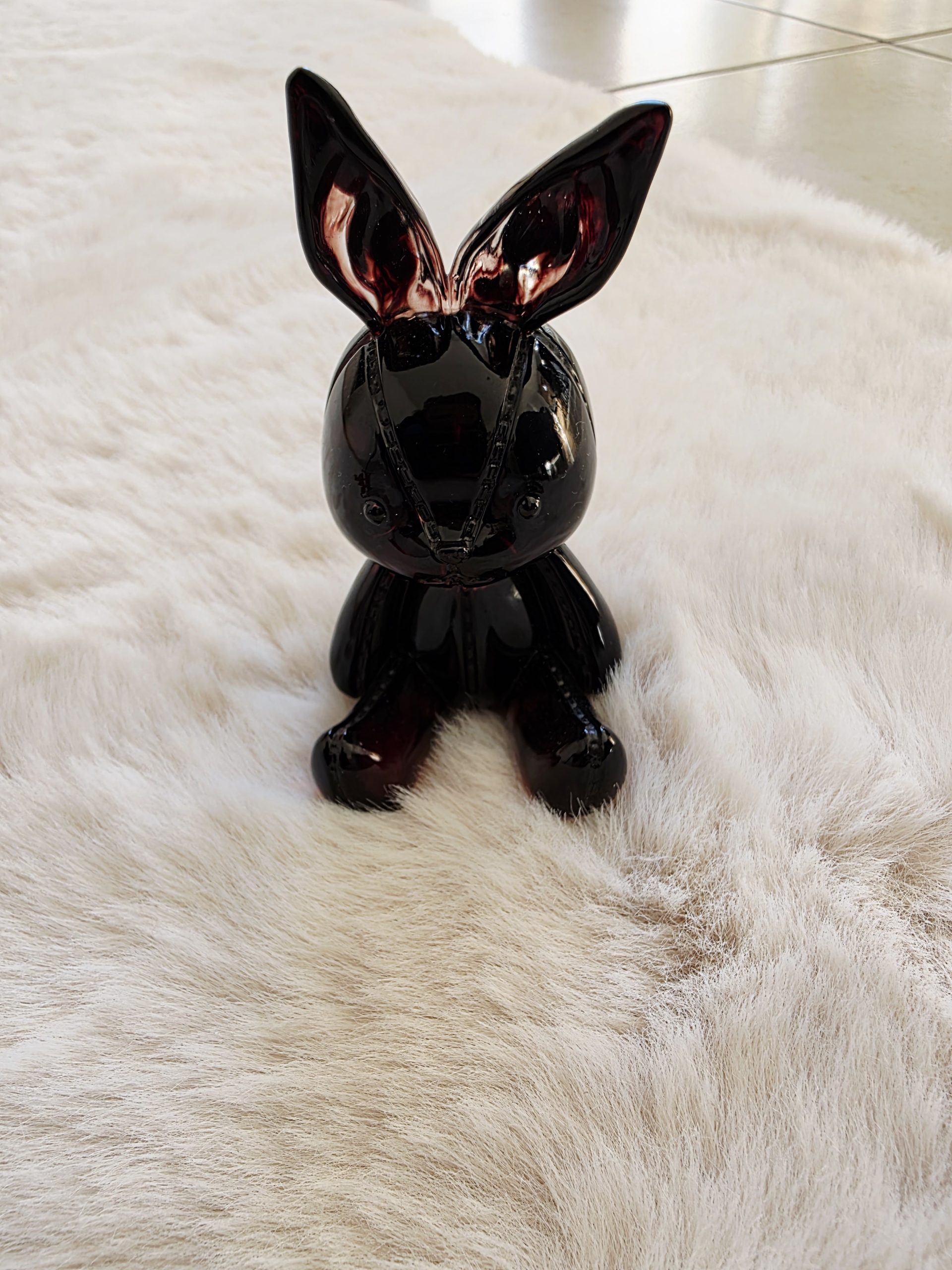 Lapin assis — figurine en résine époxy fait main, pièce unique